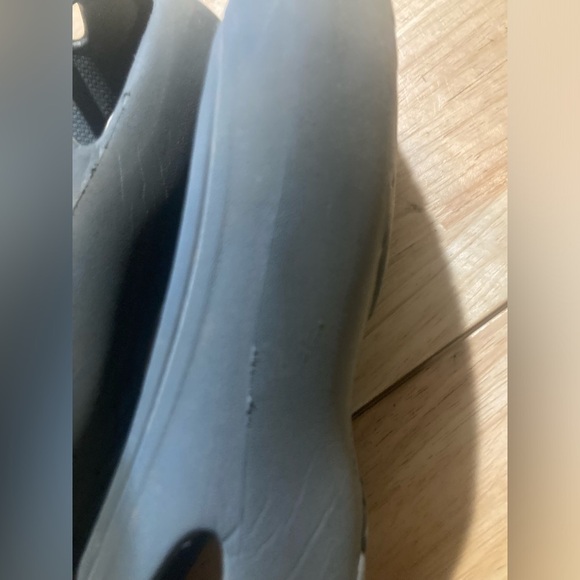 Crocs flats in size 8 in excellent condition. Black in color - Picture 9 of 10